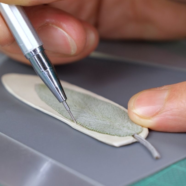 Silverclay auf Silikonmatte ausschneiden